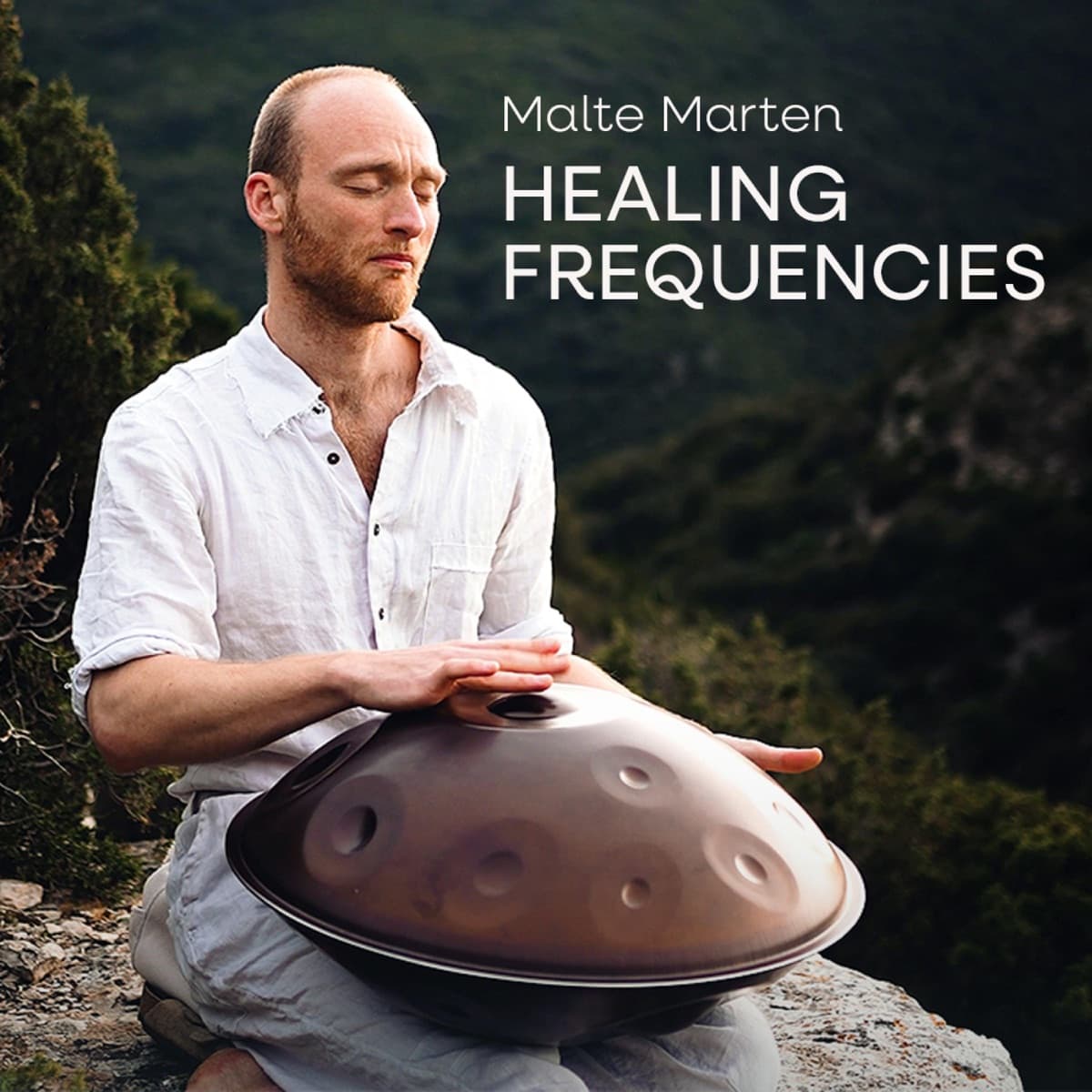 Cover von Healing Frequencies: Malte Marten spielt mit geschlossenen Augen Handpan auf einem Felsen in den Bergen
