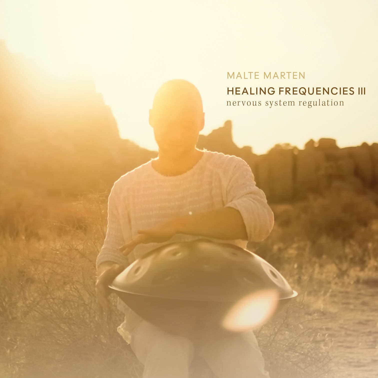 Cover von Healing Frequencies III: Malte Marten spielt Handpan im goldenen Gegenlicht