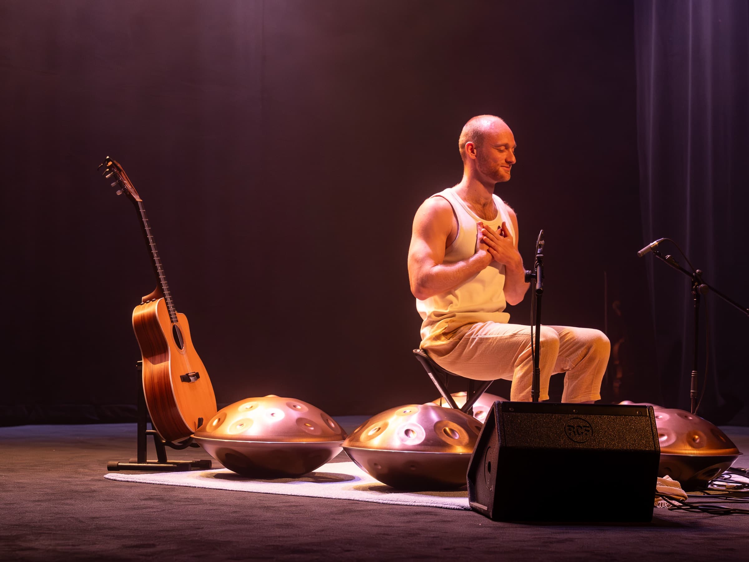 Malte Marten sitzt nach dem Spielen mit der Hand auf dem Herzen auf der Bühne