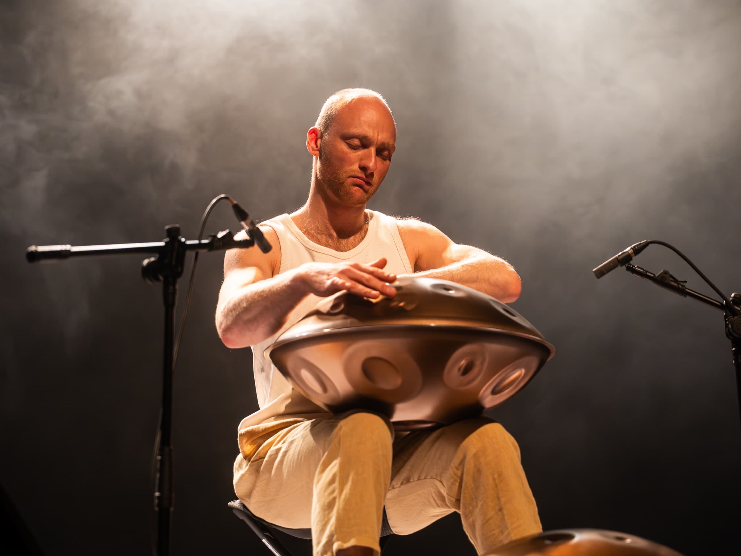 Malte Marten spielt Handpan auf der Bühne im Nebel