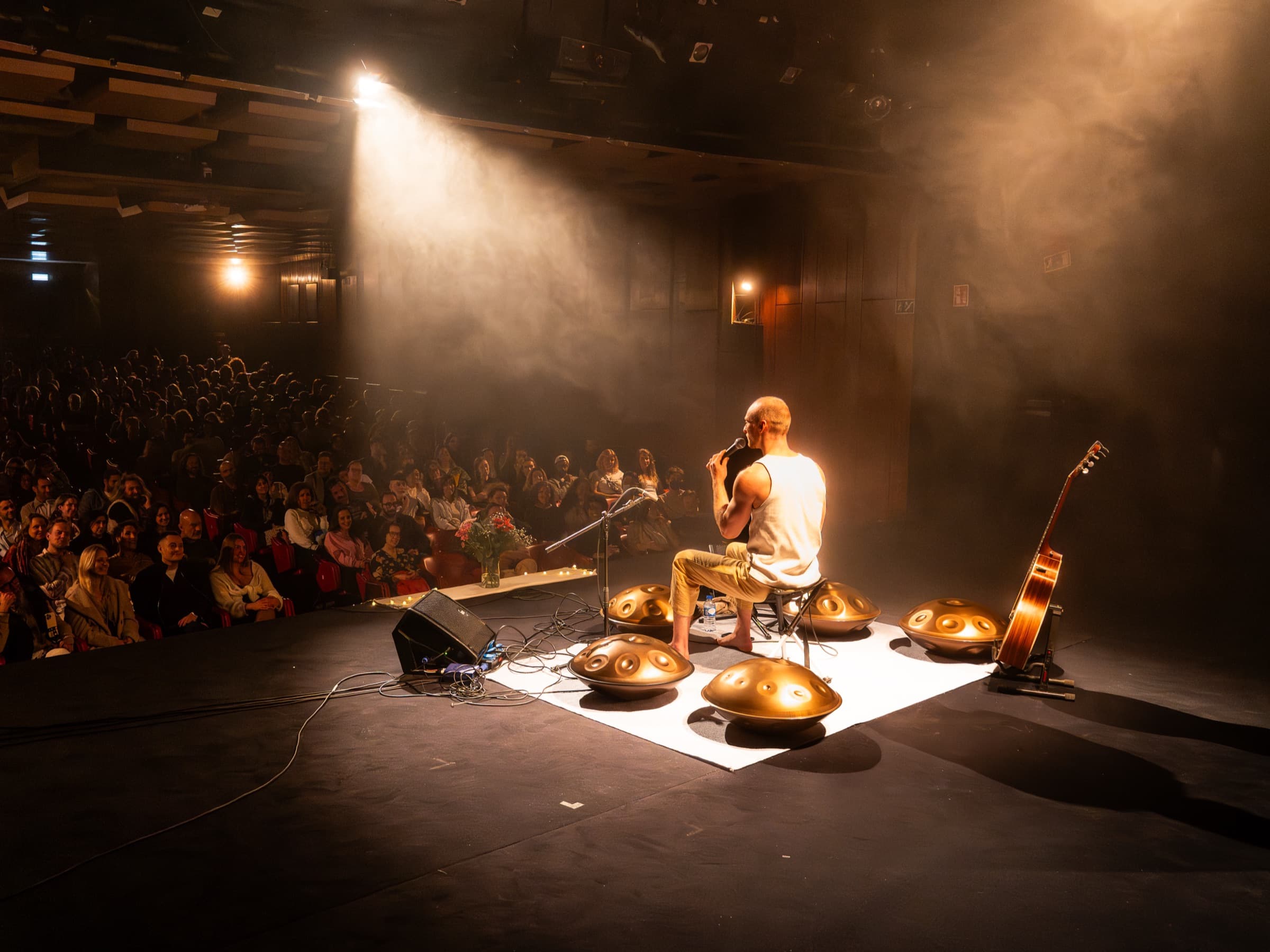Malte Marten spielt im Scheinwerferlicht vor vollem Saal
